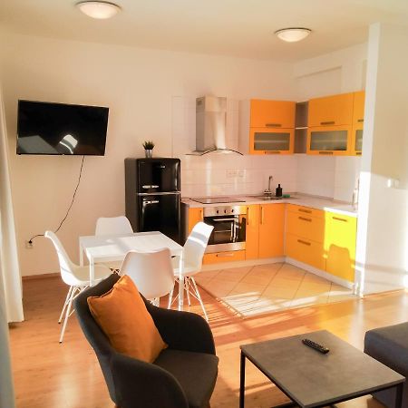 Yellow Apartment Ostrawa Zewnętrze zdjęcie