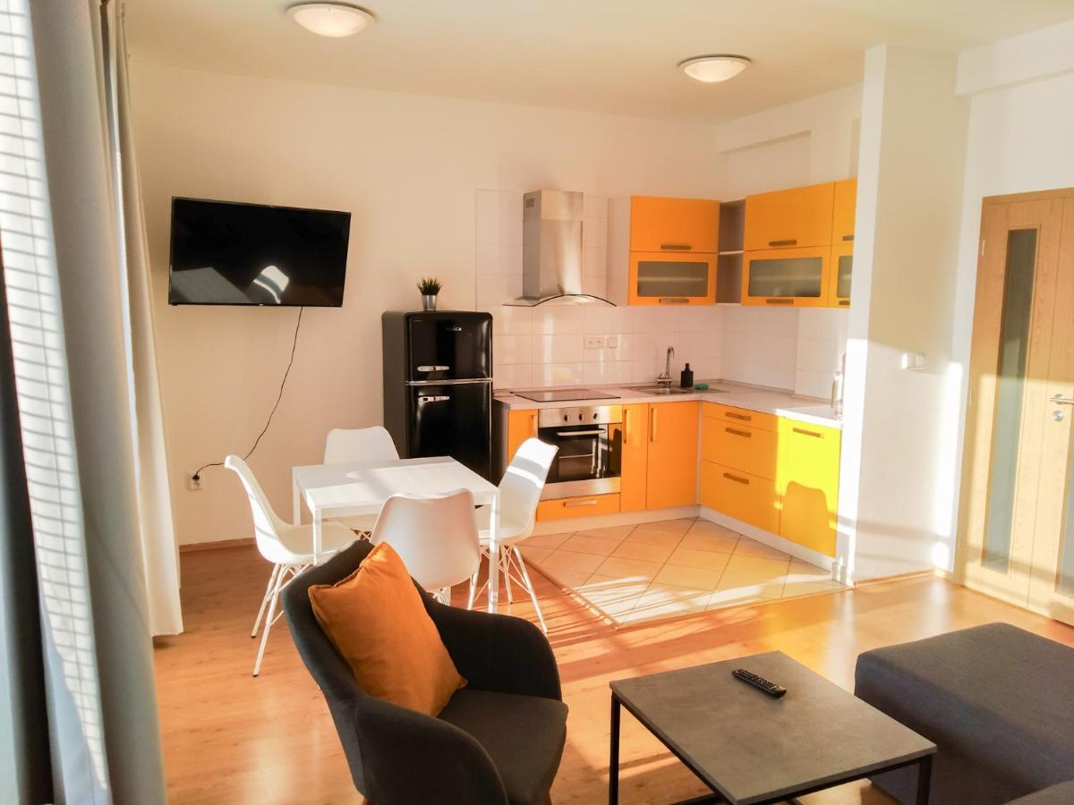 Yellow Apartment Ostrawa Zewnętrze zdjęcie